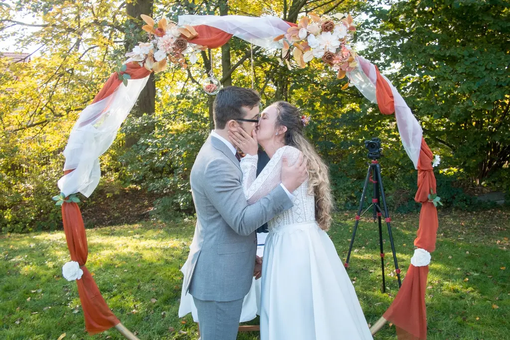 svadba nevesta ženích manželia