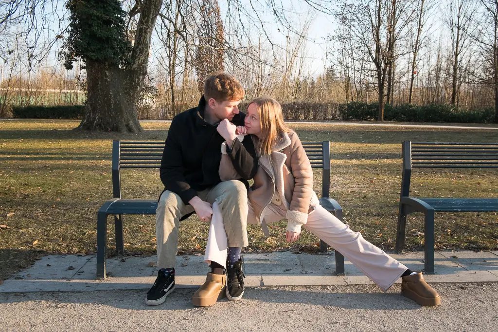 snúbenci park lavička portrét