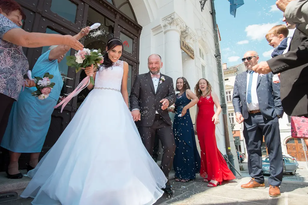 svadba nevesta ženích manželia