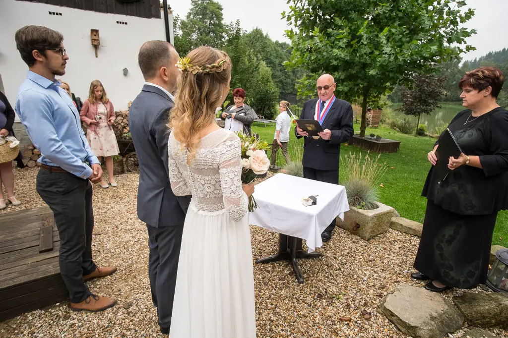 svadba nevesta ženích manželia